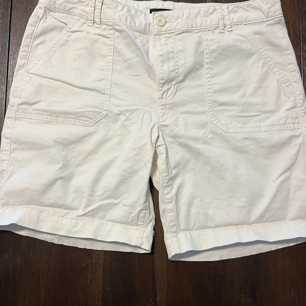 Lee Cream Bermudas with Relaxed Fit and Mid-Length Design